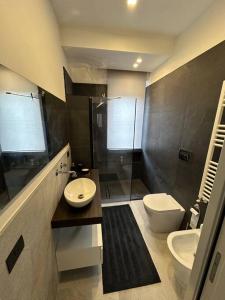 een badkamer met een toilet en een wastafel bij Casa vento marino in Livorno