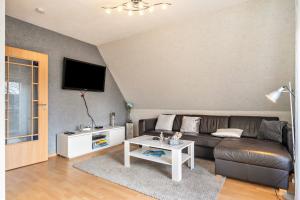 ein Wohnzimmer mit einem Sofa und einem Tisch in der Unterkunft Münsterland Stadtlohn in Stadtlohn