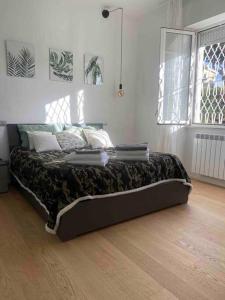 een slaapkamer met een groot bed in een kamer bij Casa vento marino in Livorno