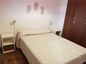 um quarto com uma cama e duas fotografias na parede em Departamento pleno centro em Mar del Plata
