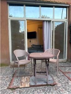 2 Stühle und ein Tisch vor einem Fenster in der Unterkunft Villa 141 in Sheikh Zayed