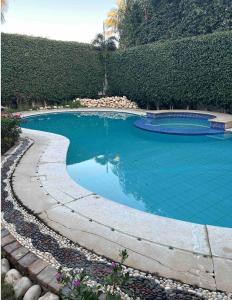 een zwembad met een pad eromheen bij Villa 141 in Sheikh Zayed