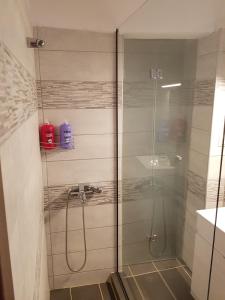 y baño con ducha y puerta de cristal. en Panorama House*, en Kavala