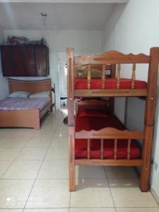 1 dormitorio con 2 literas en una habitación en Pousada Recanto do Zeca casa 3 en Praia Grande