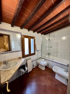Hotel Relais Il Cestello في فلورنسا: حمام به مغسلتين ومرحاض وحوض استحمام