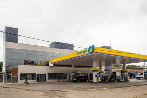 a gas station with a yellow and blue gas pump at Hotel Barra Do Riacho, Aracruz in Barra do Riacho