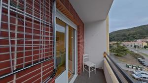 einen Balkon mit einem Tisch und einem Stuhl auf einem Gebäude in der Unterkunft Casa Angela in Santoña
