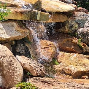 uma cascata num jardim com pedras em Chalé defronte Lagoa na Serra do Cipó próximo a Cachoeira Grande, Cachoeira do Pedrão e Cachoeira Véu da Noiva em Jaboticatubas