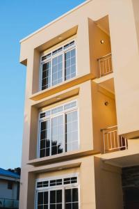 een gebouw met veel ramen aan de zijkant bij Elegant Mine Apartment -1 in Dar es Salaam