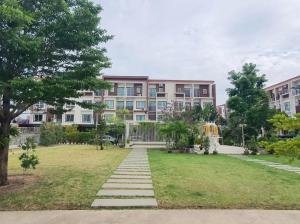 un gran edificio con un parque enfrente en Jira Private cozy room near Suvarnabhumi Airport, en Lat Krabang