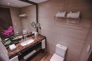 Kupaonica u objektu Paseo La Galería Hotel & Suites