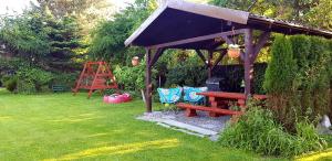 a picnic table and bench in a garden at Apartament Mickiewicza in Stronie Śląskie