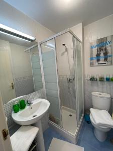 ein Bad mit einem Waschbecken, einer Dusche und einem WC in der Unterkunft Cozy apartment in Costa del Sol in Mijas Costa