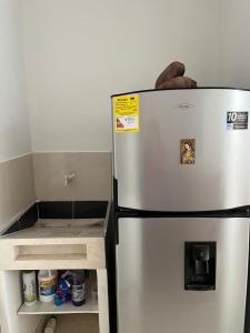 un frigorifero in cucina con mensola accanto di Cabañas del caribe a Coveñitas