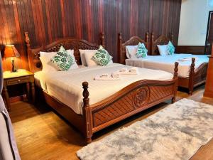 two beds in a hotel room with acknowled at Haad Yao Bayview Hotel in Ko Phangan