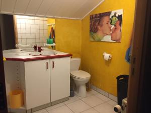 a bathroom with a white sink and a toilet at jerome in Nivezé