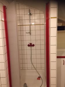 La salle de bains est pourvue d'une douche et d'une baignoire. dans l'établissement jerome, à Nivezé