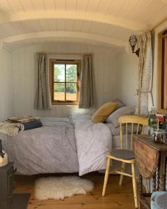 エムズワースにあるSindles Farmのベッドルーム1室(ベッド1台、テーブル、窓付)