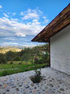 クエンカにあるHermosa y Nueva Cabaña de campo - La Candelaria Farm Houseの白い建物