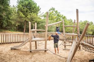 Herní místnost nebo prostor pro děti v ubytování Huttopia Arcachon