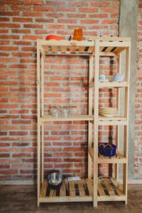 una estantería de madera contra una pared de ladrillo en La Escondida en Córdoba