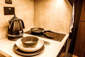- un comptoir de cuisine avec une bouilloire et des assiettes dans l'établissement Superior 1 Bed Studio 1D near Royal Infirmary & DMU, à Leicester
