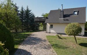 un sentiero che conduce a una casa con tetto di Ruhiges, sehr schönes Haus/Grundstück in Elbnähe. ad Arzberg