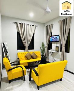 豐盛港的住宿－NoWa Residence，客厅配有黄色的沙发和椅子