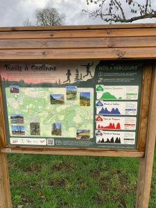 een bord voor een park met een kaart bij La bulle de Mont in Yvoir