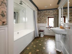 La salle de bains blanche est pourvue d'une baignoire et d'un lavabo. dans l'établissement The Farmhouse - Uk4188, à Hazlehead Bridge