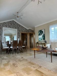 sala de estar con mesa y comedor en Villa Esmeralda Residencial Cocotal Bavaro, en Punta Cana