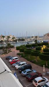 una fila di auto parcheggiate in un parcheggio di Villa Pepita ad Almerimar