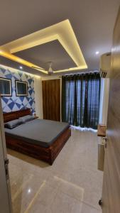 sypialnia z dużym łóżkiem w pokoju w obiekcie Aaradhya's Homestay w mieście Agra