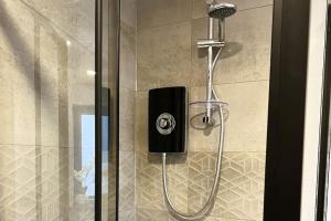 um chuveiro com um dispensador de sabão preto na casa de banho em Deluxe 1 Bed Studio 4C near Royal Infirmary & DMU em Leicester