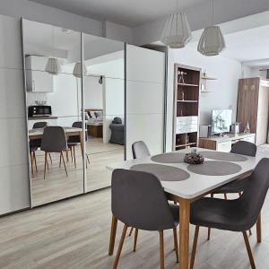 una cucina e una sala da pranzo con tavolo e sedie di Central District Cuza 99 Apartment a Bucarest