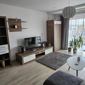 un soggiorno con TV e tavolo di Central District Cuza 99 Apartment a Bucarest