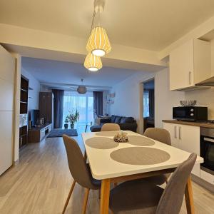 cocina y sala de estar con mesa y sillas en Central District Cuza 99 Apartment, en Bucarest