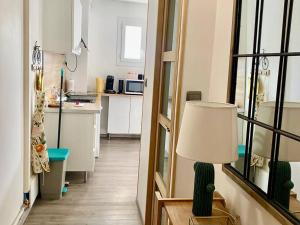 Kuchyňa alebo kuchynka v ubytovaní Appartement F2 avec terrasse, proche centre et cures - Amélie-les-Bains - FR-1-703-41