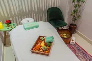 un vassoio di cibo seduto sopra un tavolo di NH Curitiba The Five a Curitiba