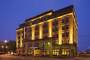un edificio illuminato su una strada di notte di Fairfield Inn & Suites by Marriott Savannah Downtown Historic District a Savannah