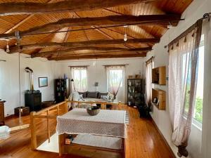 Casa Anjos Holiday Cottages في Areias: غرفة معيشة مع طاولة وأريكة