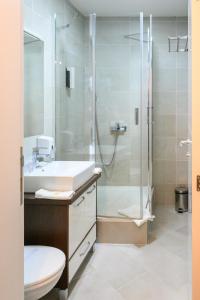 y baño con lavabo y ducha. en MV Monogram, en Inđija