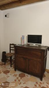 einen TV auf einer Kommode in einem Zimmer in der Unterkunft La Pezzuola 52 in Sopralacroce