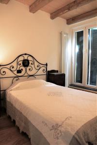 ein Schlafzimmer mit einem großen Bett mit einer weißen Tagesdecke in der Unterkunft La Pezzuola 52 in Sopralacroce