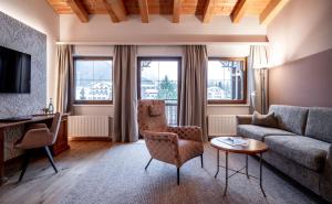 - un salon avec un canapé et une table dans l'établissement Hotel der Wiesenhof, à Pertisau
