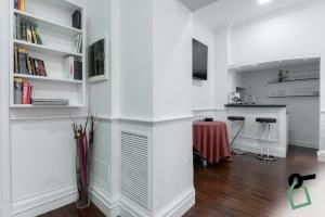 Kuchyň nebo kuchyňský kout v ubytování HOTIDAY Room Collection - Roma Porta Pia
