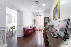 TV a/nebo společenská místnost v ubytování HOTIDAY Room Collection - Roma Porta Pia