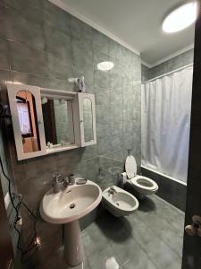 y baño con 2 lavabos, aseo y espejo. en Villa Ambra B&B Siviglia, en Vermezzo