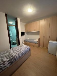 1 dormitorio con 2 camas y armarios. en Villa Ambra B&B Siviglia, en Vermezzo