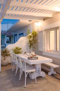Biały stół i krzesła na patio w obiekcie Rodanthi Hospitality w mieście Kalamaki